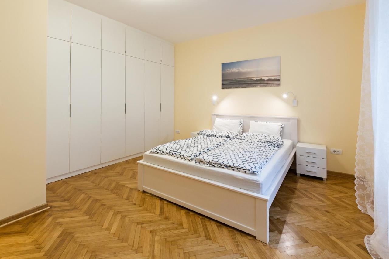 Center Iv Apartment *